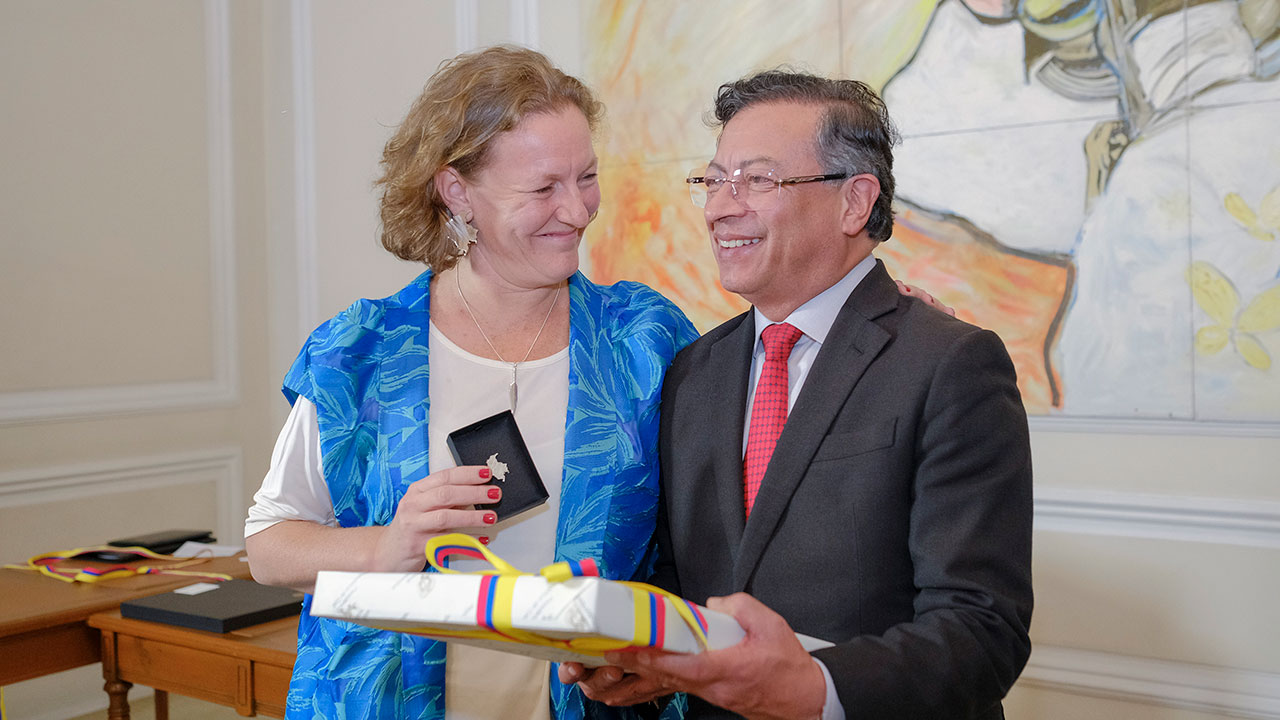 El presidente Gustavo Petro y la embajadora de Suecia, Helena Storm, durante el anuncio del acuerdo de entendimiento para adquir