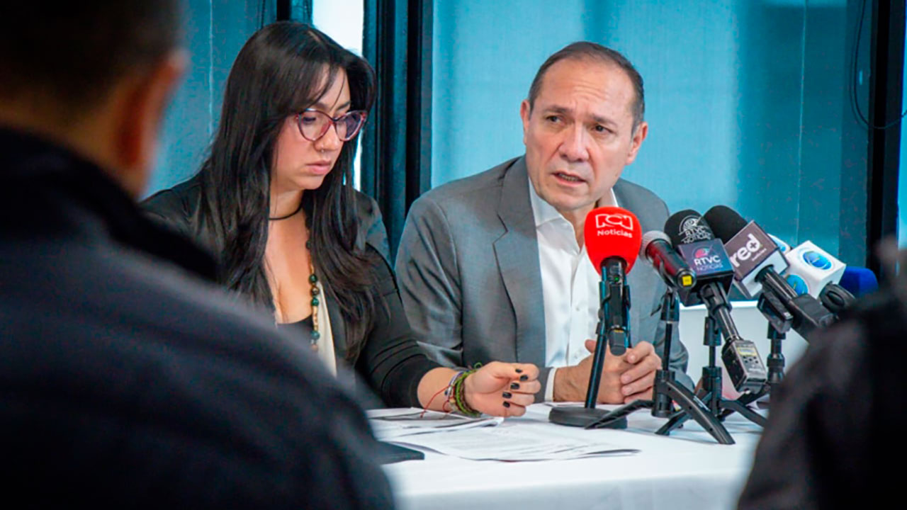 Rueda de prensa del ministro de Trabajo, Antonio Sanguino, y la viceministra de Relaciones Laborales (e), Sandra Muñoz.
